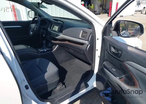 2019 Toyota Highlander Le z USA, uszkodzony, nr VIN 5TDBZRFH0KS711147